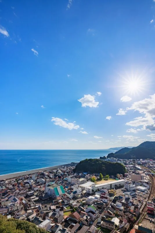 無料スマホ壁紙 熊野市の中心部を眺める。AndroidとiPhoneに対応した4K高画質の無料待ち受け画像。三重県熊野市の華城山で撮影したフリー写真素材