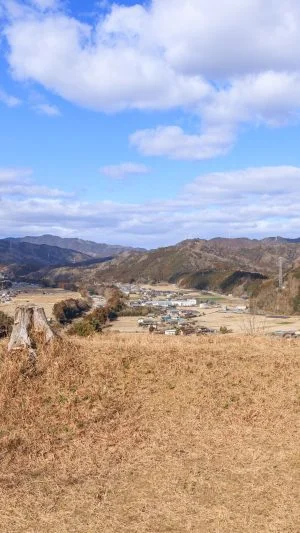 無料壁紙 山頂の様子。PCとデスクトップ壁紙に最適な4K高画質の無料壁紙。三重県多気町の五箇篠山城跡で撮影したフリー写真素材