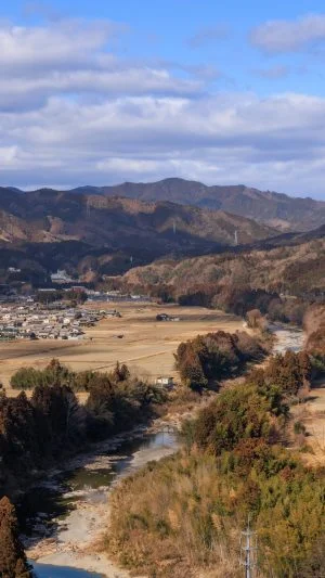 無料壁紙 山頂から眺める町並み。PCとデスクトップ壁紙に最適な4K高画質の無料壁紙。三重県多気町の五箇篠山城跡で撮影したフリー写真素材