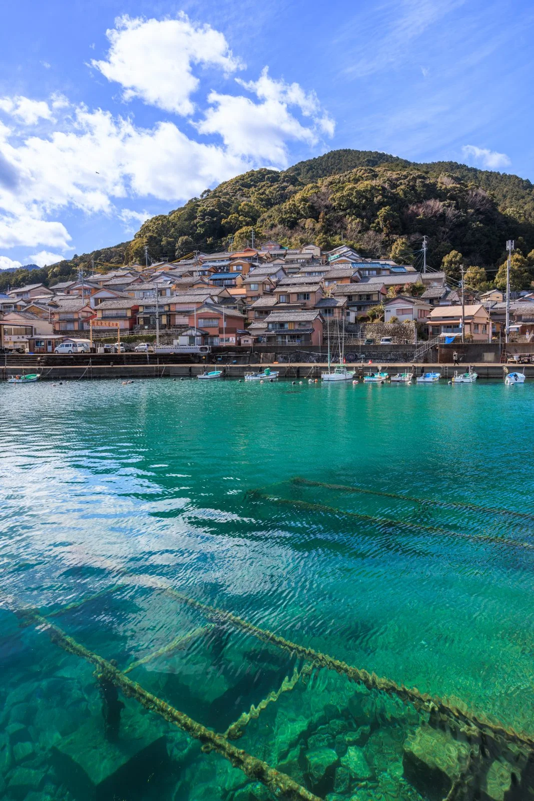 無料スマホ壁紙 漁港近くにある船を引き上げる船台。AndroidとiPhoneに対応した4K高画質の無料待ち受け画像。三重県尾鷲市の古江町で撮影したフリー写真素材