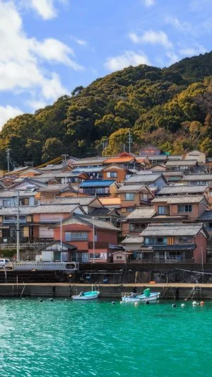 無料壁紙 山の斜面に広がる町。PCとデスクトップ壁紙に最適な4K高画質の無料壁紙。三重県尾鷲市の古江町で撮影したフリー写真素材