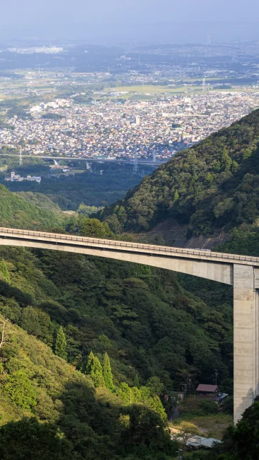 無料壁紙 かもしか大橋と菰野町の町並みと。PCとデスクトップ壁紙に最適な4K高画質の無料壁紙。三重県菰野町の鈴鹿スカイラインで撮影したフリー写真素材