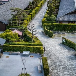 無料スマホ壁紙 御城番屋敷の通路。AndroidとiPhoneに対応した4K高画質の無料待ち受け画像。三重県松阪市の御城番屋敷で撮影したフリー写真素材