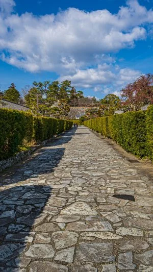 運気が上がる待ち受け 冬の御城番屋敷と石畳。AndroidとiPhoneに対応した4K高画質の無料スマホ壁紙。三重県松阪市の御城番屋敷で撮影したフリー写真素材