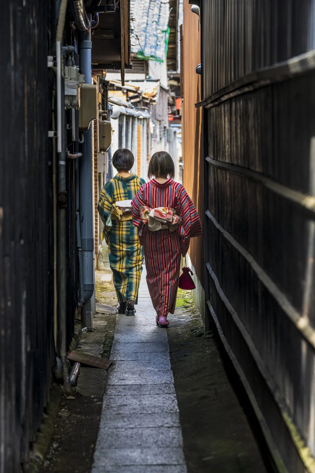 無料スマホ壁紙 路地裏さんぽ。AndroidとiPhoneに対応した4K高画質の無料待ち受け画像。三重県津市の一身田で撮影したフリー写真素材