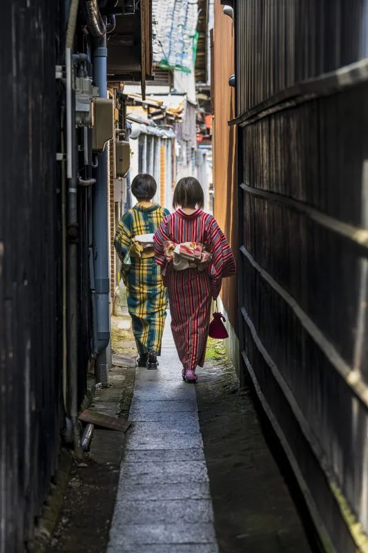 無料スマホ壁紙 路地裏さんぽ。AndroidとiPhoneに対応した4K高画質の無料待ち受け画像。三重県津市の一身田で撮影したフリー写真素材