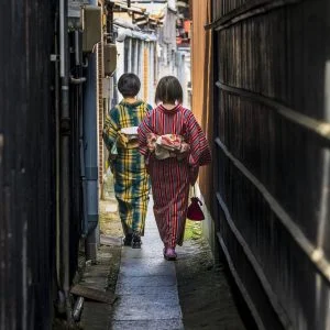 無料スマホ壁紙 路地裏さんぽ。AndroidとiPhoneに対応した4K高画質の無料待ち受け画像。三重県津市の一身田で撮影したフリー写真素材