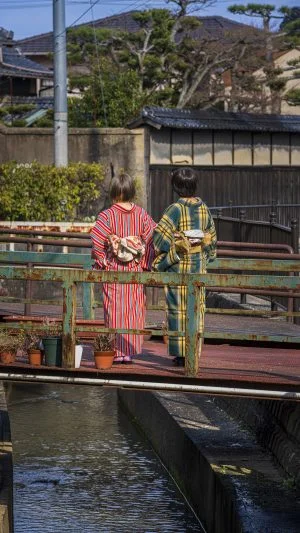 無料スマホ壁紙 水路の古い橋。AndroidとiPhoneに対応した4K高画質の無料待ち受け画像。三重県津市の一身田で撮影したフリー写真素材