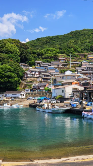 無料壁紙 磯崎漁港から眺める町並み。PCとデスクトップ壁紙に最適な4K高画質の無料壁紙。三重県熊野市の磯崎町で撮影したフリー写真素材