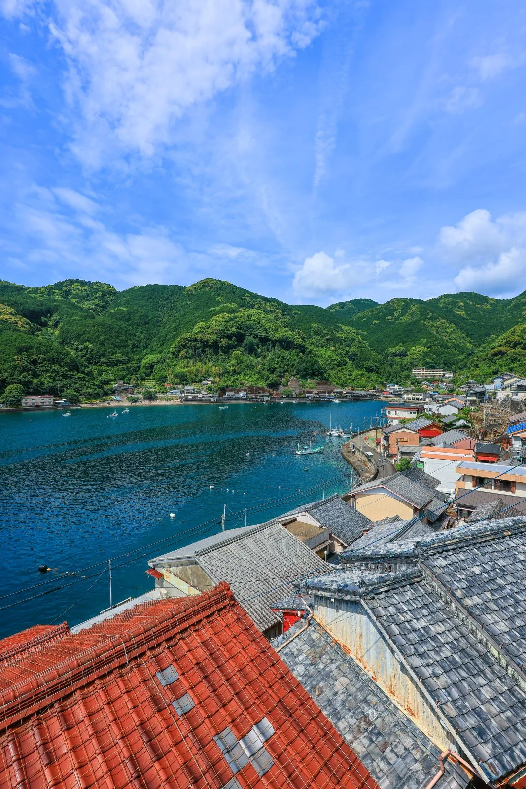 無料スマホ壁紙 二木島町の東部の町並み。AndroidとiPhoneに対応した4K高画質の無料待ち受け画像。三重県熊野市の二木島町で撮影したフリー写真素材