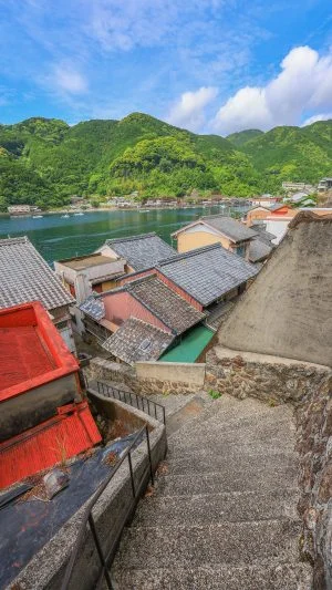 無料スマホ壁紙 町中の階段。AndroidとiPhoneに対応した4K高画質の無料待ち受け画像。三重県熊野市の二木島町で撮影したフリー写真素材