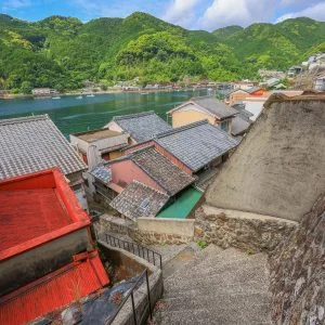 無料スマホ壁紙 町中の階段。AndroidとiPhoneに対応した4K高画質の無料待ち受け画像。三重県熊野市の二木島町で撮影したフリー写真素材