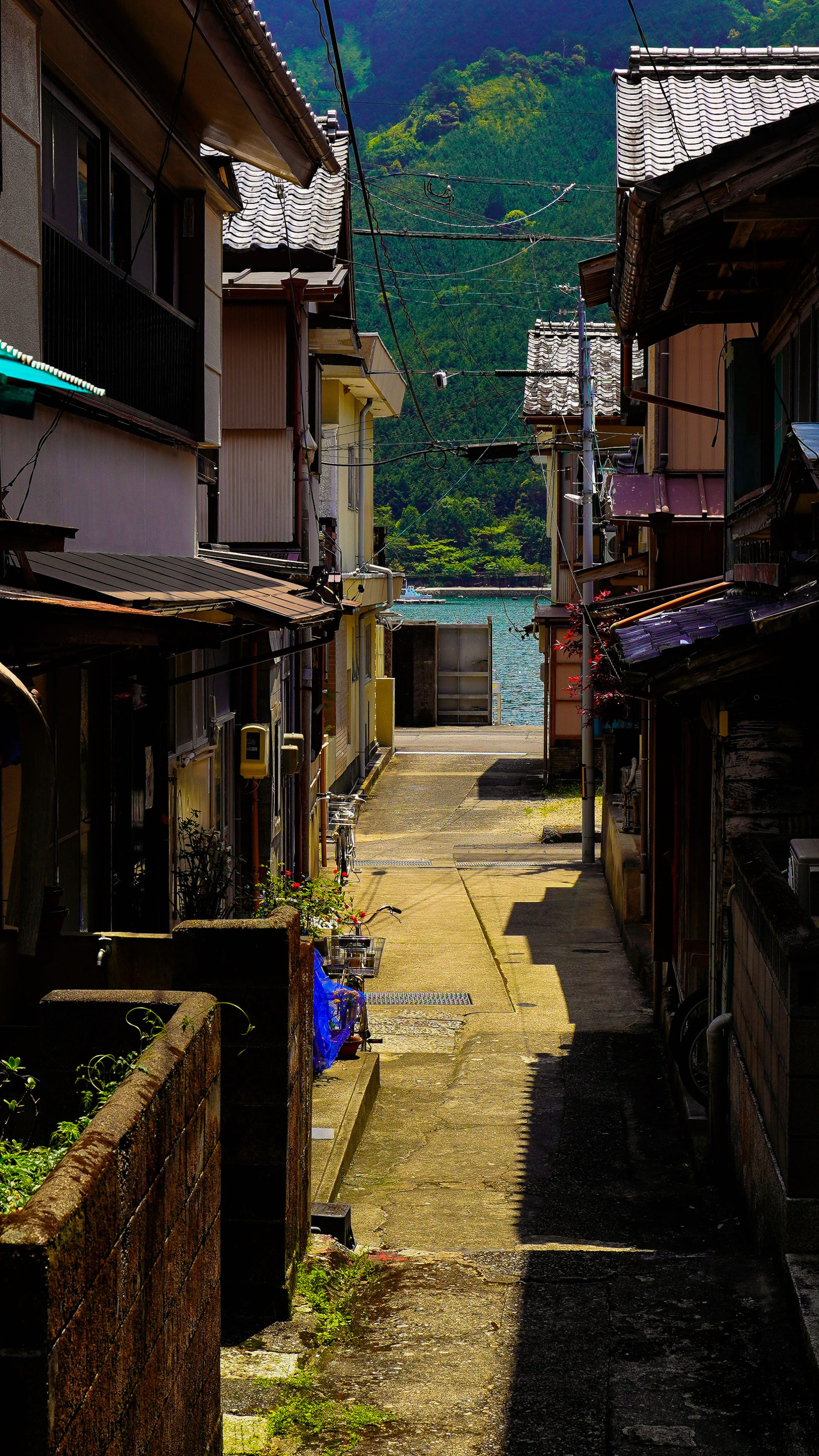 無料スマホ壁紙 須賀利町の路地。AndroidとiPhoneに対応した4K高画質の無料待ち受け画像。三重県尾鷲市の須賀利町で撮影したフリー写真素材