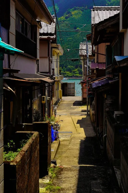 無料スマホ壁紙 須賀利町の路地。AndroidとiPhoneに対応した4K高画質の無料待ち受け画像。三重県尾鷲市の須賀利町で撮影したフリー写真素材