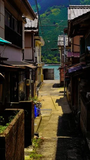 無料スマホ壁紙 須賀利町の路地。AndroidとiPhoneに対応した4K高画質の無料待ち受け画像。三重県尾鷲市の須賀利町で撮影したフリー写真素材