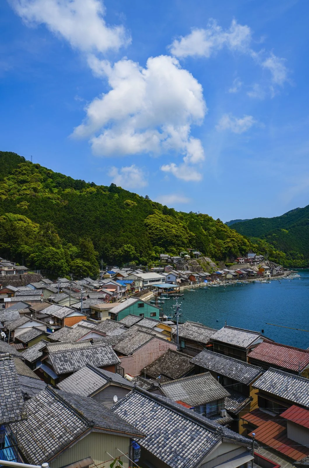 無料スマホ壁紙 須賀利町の町並みと青空。AndroidとiPhoneに対応した4K高画質の無料待ち受け画像。三重県尾鷲市の須賀利町で撮影したフリー写真素材