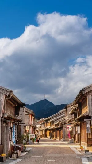 無料スマホ壁紙 関宿と入道雲。AndroidとiPhoneに対応した4K高画質の無料待ち受け画像。三重県亀山市の東海道関宿で撮影したフリー写真素材