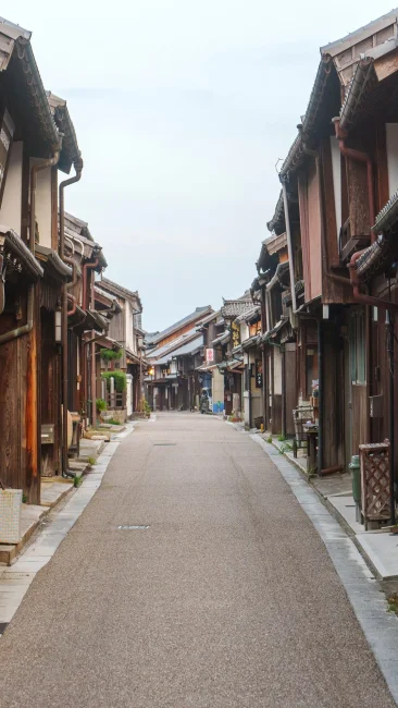 無料壁紙 誰もいない通路。PCとデスクトップ壁紙に最適な4K高画質の無料壁紙。三重県亀山市の東海道関宿で撮影したフリー写真素材