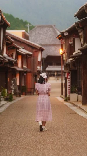 無料壁紙 日没の関宿を歩く。PCとデスクトップ壁紙に最適な4K高画質の無料壁紙。三重県亀山市の東海道関宿で撮影したフリー写真素材