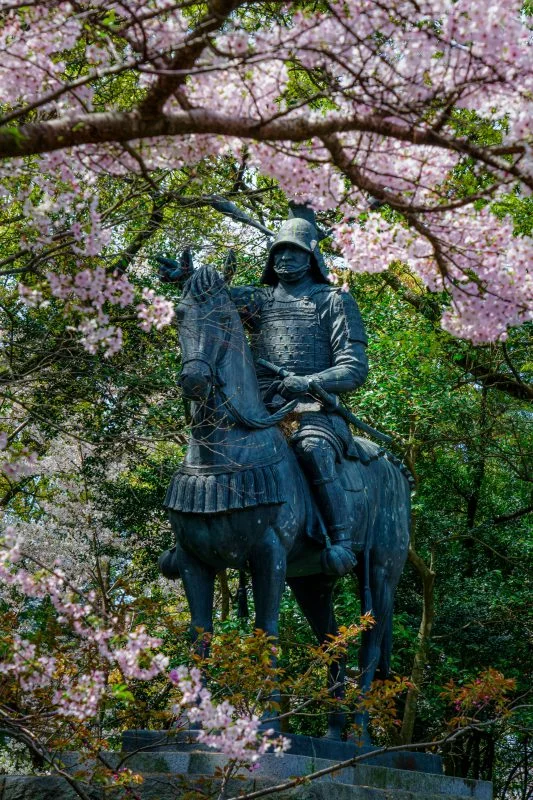 無料スマホ壁紙 桜と藤堂高虎像。AndroidとiPhoneに対応した4K高画質の無料待ち受け画像。三重県津市の津城（お城公園）で撮影したフリー写真素材