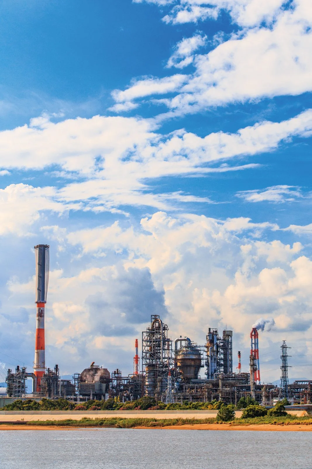 無料スマホ壁紙 青空と工場。AndroidとiPhoneに対応した4K高画質の無料待ち受け画像。三重県四日市市の四日市コンビナートで撮影したフリー写真素材