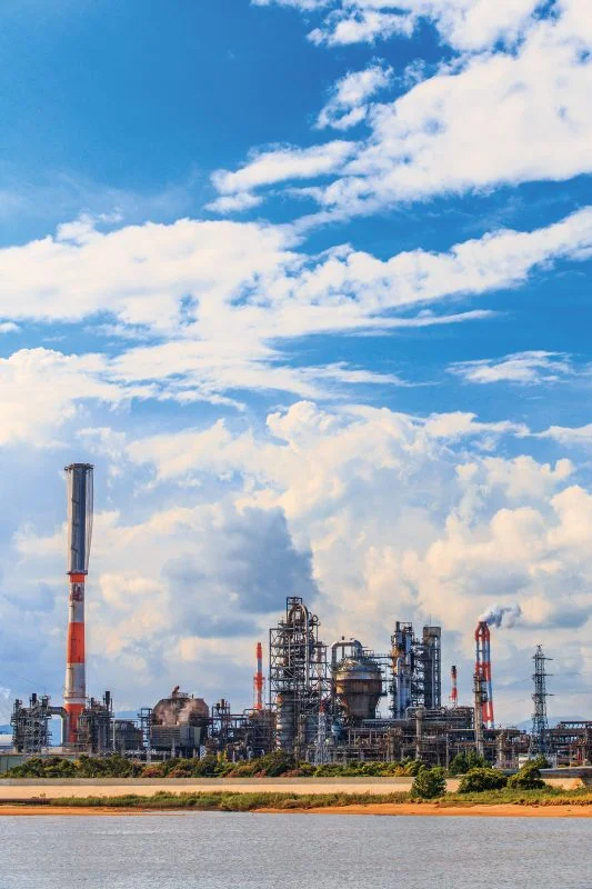 無料スマホ壁紙 青空と工場。AndroidとiPhoneに対応した4K高画質の無料待ち受け画像。三重県四日市市の四日市コンビナートで撮影したフリー写真素材