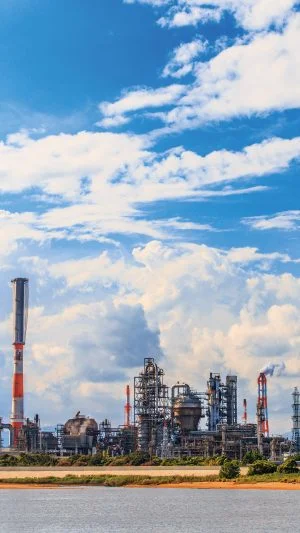 無料スマホ壁紙 青空と工場。AndroidとiPhoneに対応した4K高画質の無料待ち受け画像。三重県四日市市の四日市コンビナートで撮影したフリー写真素材