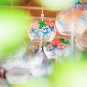 無料スマホ壁紙 紫陽花の風鈴。AndroidとiPhoneに対応した4K高画質の無料待ち受け画像。三重県伊賀市の広禅寺で撮影したフリー写真素材