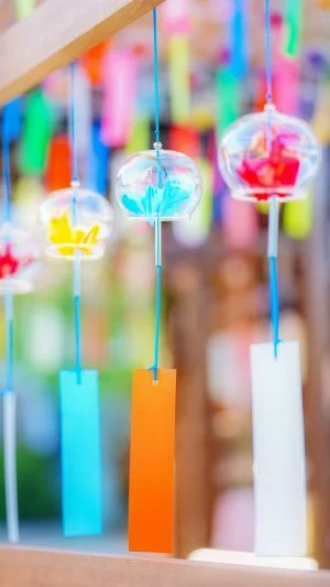 運気が上がる待ち受け 折り鶴の風鈴。AndroidとiPhoneに対応した4K高画質の無料スマホ壁紙。三重県伊賀市の広禅寺で撮影したフリー写真素材