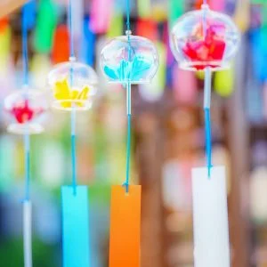 運気が上がる待ち受け 折り鶴の風鈴。AndroidとiPhoneに対応した4K高画質の無料スマホ壁紙。三重県伊賀市の広禅寺で撮影したフリー写真素材