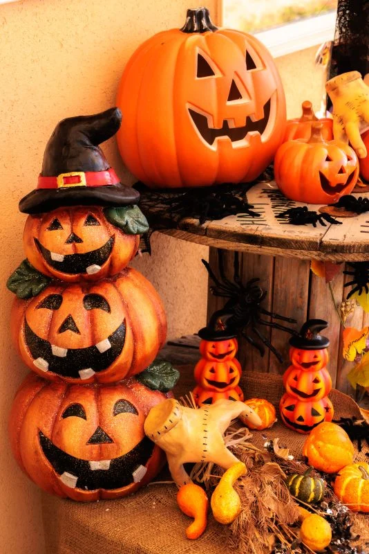 無料スマホ壁紙 かぼちゃのおばけ大集合。AndroidとiPhoneに対応した4K高画質の無料待ち受け画像。三重県津市のレッドヒルヒーサーの森で撮影したフリー写真素材