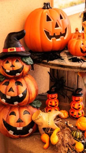 無料スマホ壁紙 かぼちゃのおばけ大集合。AndroidとiPhoneに対応した4K高画質の無料待ち受け画像。三重県津市のレッドヒルヒーサーの森で撮影したフリー写真素材
