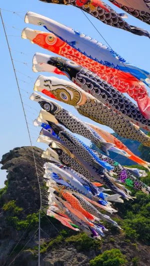 無料スマホ壁紙 天に向かって泳げ！鯉のぼりくん。AndroidとiPhoneに対応した4K高画質の無料待ち受け画像。三重県熊野市の七里御浜で撮影したフリー写真素材