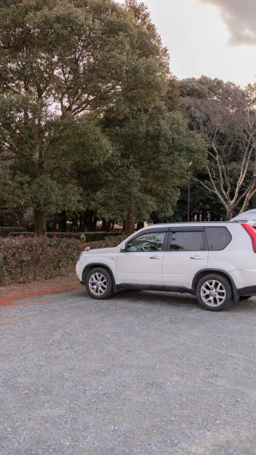 無料壁紙 無料駐車場。PCとデスクトップ壁紙に最適な4K高画質の無料壁紙。三重県明和町の斎王の森で撮影したフリー写真素材