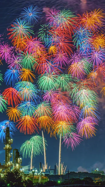 彩色千輪菊だけの横ズーム（三重県四日市市・四日市花火大会）