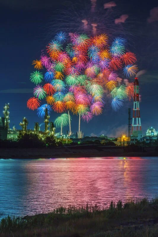 無料スマホ壁紙 工場夜景と彩色千輪菊。AndroidとiPhoneに対応した4K高画質の無料待ち受け画像。三重県四日市市の四日市花火大会で撮影したフリー写真素材