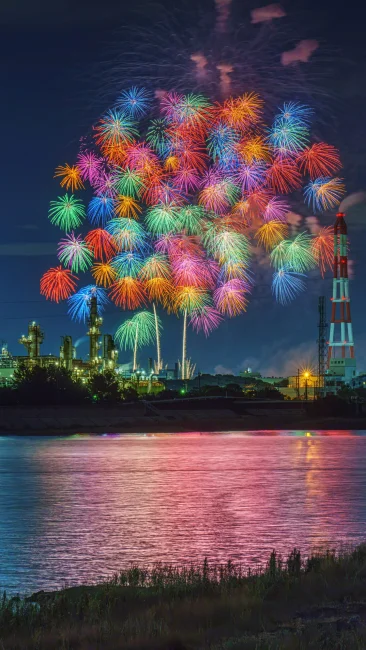 無料スマホ壁紙 工場夜景と彩色千輪菊。AndroidとiPhoneに対応した4K高画質の無料待ち受け画像。三重県四日市市の四日市花火大会で撮影したフリー写真素材