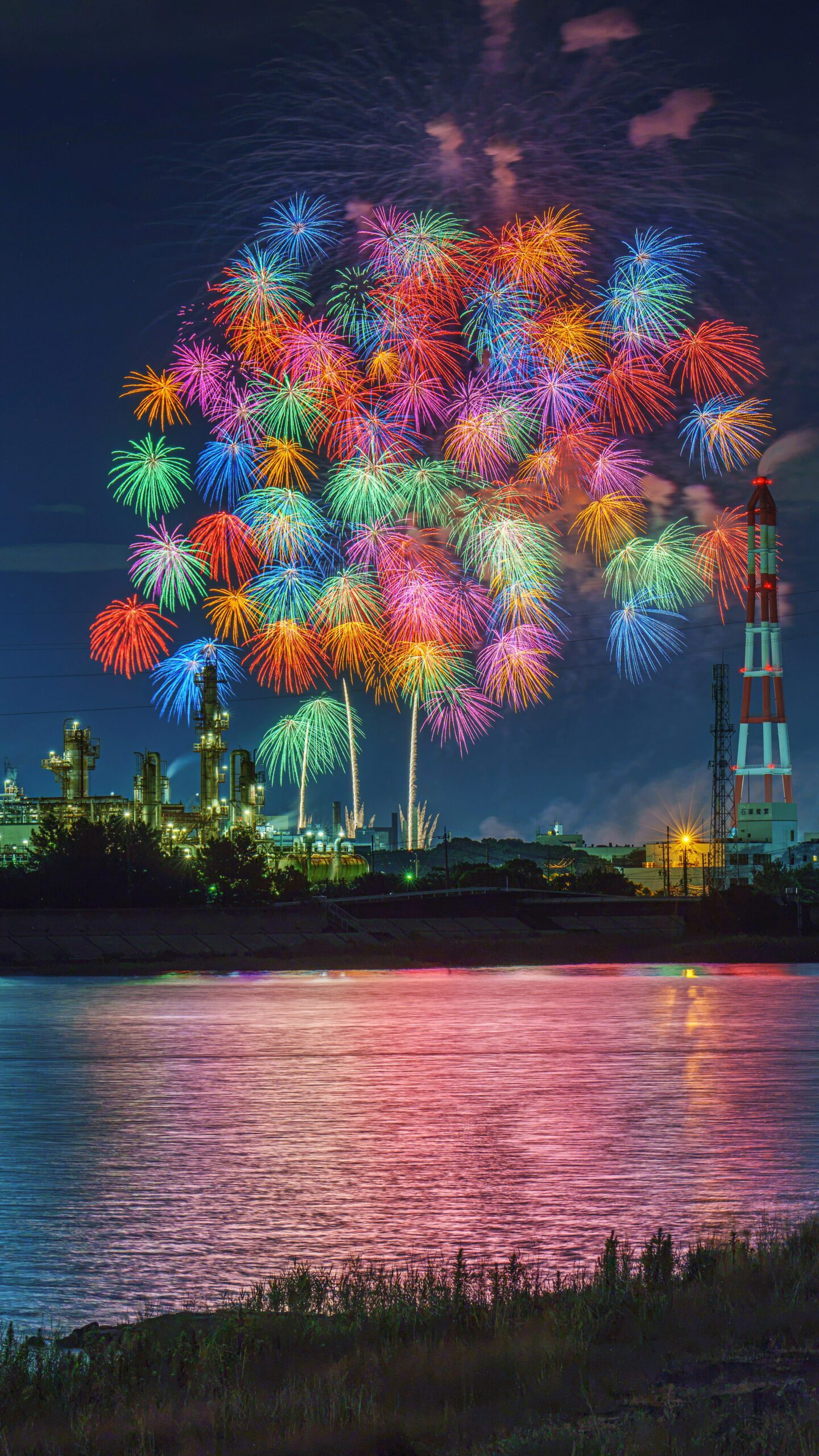 無料スマホ壁紙 工場夜景と彩色千輪菊。AndroidとiPhoneに対応した4K高画質の無料待ち受け画像。三重県四日市市の四日市花火大会で撮影したフリー写真素材