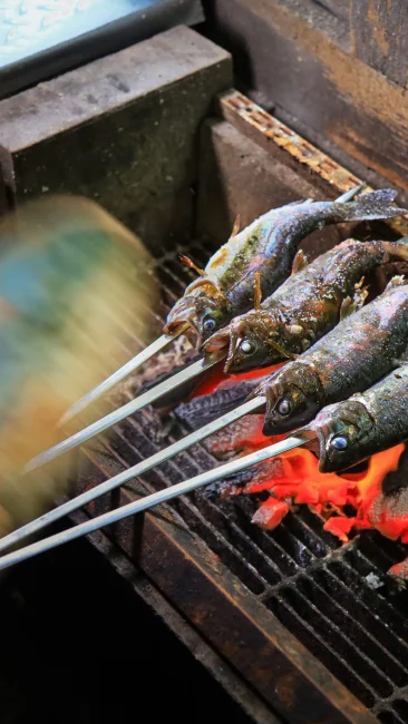 無料壁紙 スタッフさんが調理してくれます。PCとデスクトップ壁紙に最適な4K高画質の無料壁紙。三重県津市の大吉あまごセンターで撮影したフリー写真素材