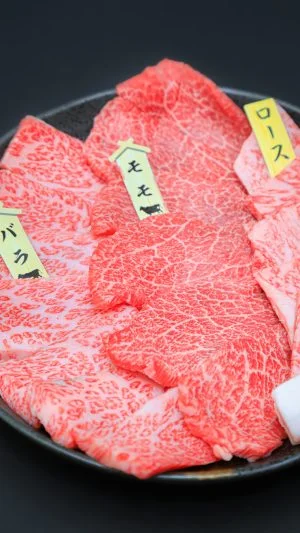 無料スマホ壁紙 焼肉の素材画像（縦）。AndroidとiPhoneに対応した4K高画質の無料待ち受け画像。三重県三重グルメの伊賀肉（伊賀牛）で撮影したフリー写真素材