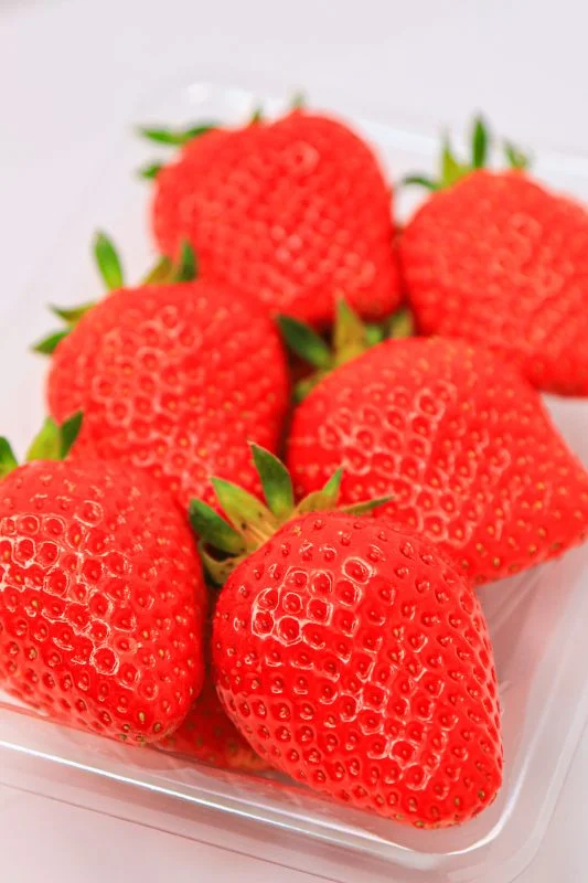 無料スマホ壁紙 いちごのパックセット。AndroidとiPhoneに対応した4K高画質の無料待ち受け画像。三重県三重グルメのかおり野で撮影したフリー写真素材