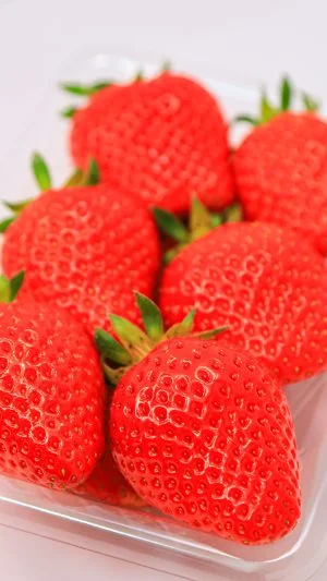 無料スマホ壁紙 いちごのパックセット。AndroidとiPhoneに対応した4K高画質の無料待ち受け画像。三重県三重グルメのかおり野で撮影したフリー写真素材