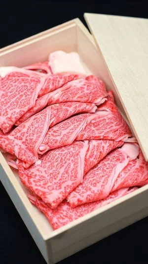 無料スマホ壁紙 木箱に入る松阪牛。AndroidとiPhoneに対応した4K高画質の無料待ち受け画像。三重県三重グルメの松阪牛で撮影したフリー写真素材