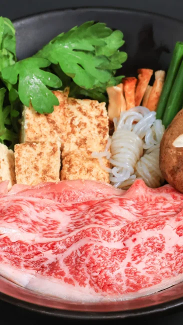 無料壁紙 松阪牛のすき焼き（土鍋）。PCとデスクトップ壁紙に最適な4K高画質の無料壁紙。三重県三重グルメの松阪牛で撮影したフリー写真素材