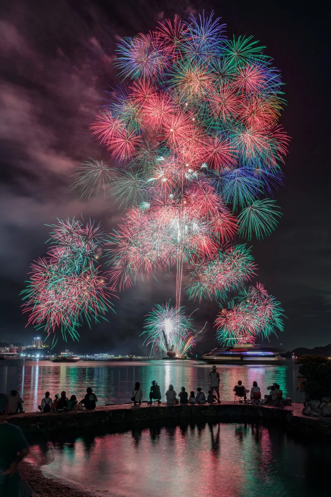 無料スマホ壁紙 虹色の彩色千輪菊。AndroidとiPhoneに対応した4K高画質の無料待ち受け画像。三重県鳥羽市の鳥羽みなとまつりで撮影したフリー写真素材