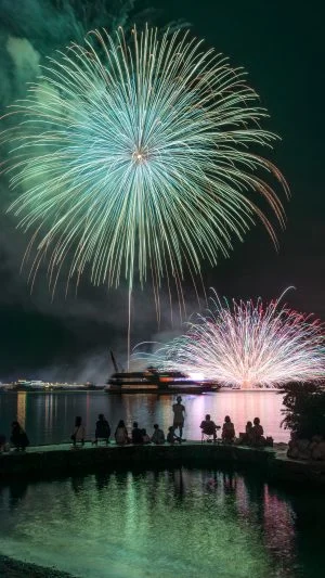 無料スマホ壁紙 地上の花火と海上花火。AndroidとiPhoneに対応した4K高画質の無料待ち受け画像。三重県鳥羽市の鳥羽みなとまつりで撮影したフリー写真素材