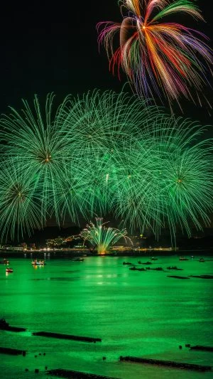 無料スマホ壁紙 緑色の花火に染まる鳥羽湾。AndroidとiPhoneに対応した4K高画質の無料待ち受け画像。三重県鳥羽市の鳥羽みなとまつりで撮影したフリー写真素材