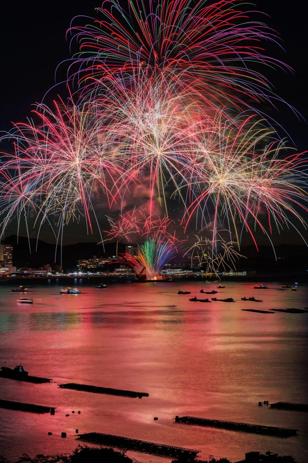 無料スマホ壁紙 最初のスターマイン。AndroidとiPhoneに対応した4K高画質の無料待ち受け画像。三重県鳥羽市の鳥羽みなとまつりで撮影したフリー写真素材