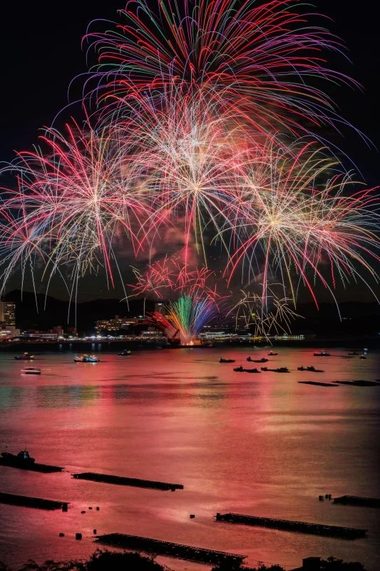 無料スマホ壁紙 最初のスターマイン。AndroidとiPhoneに対応した4K高画質の無料待ち受け画像。三重県鳥羽市の鳥羽みなとまつりで撮影したフリー写真素材