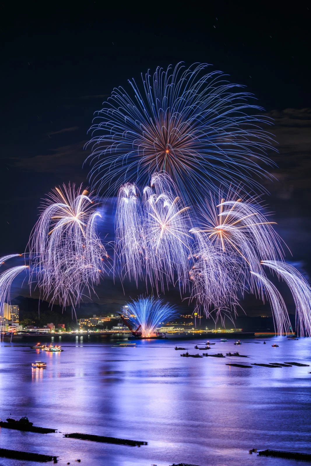 無料スマホ壁紙 青色の連発花火。AndroidとiPhoneに対応した4K高画質の無料待ち受け画像。三重県鳥羽市の鳥羽みなとまつりで撮影したフリー写真素材